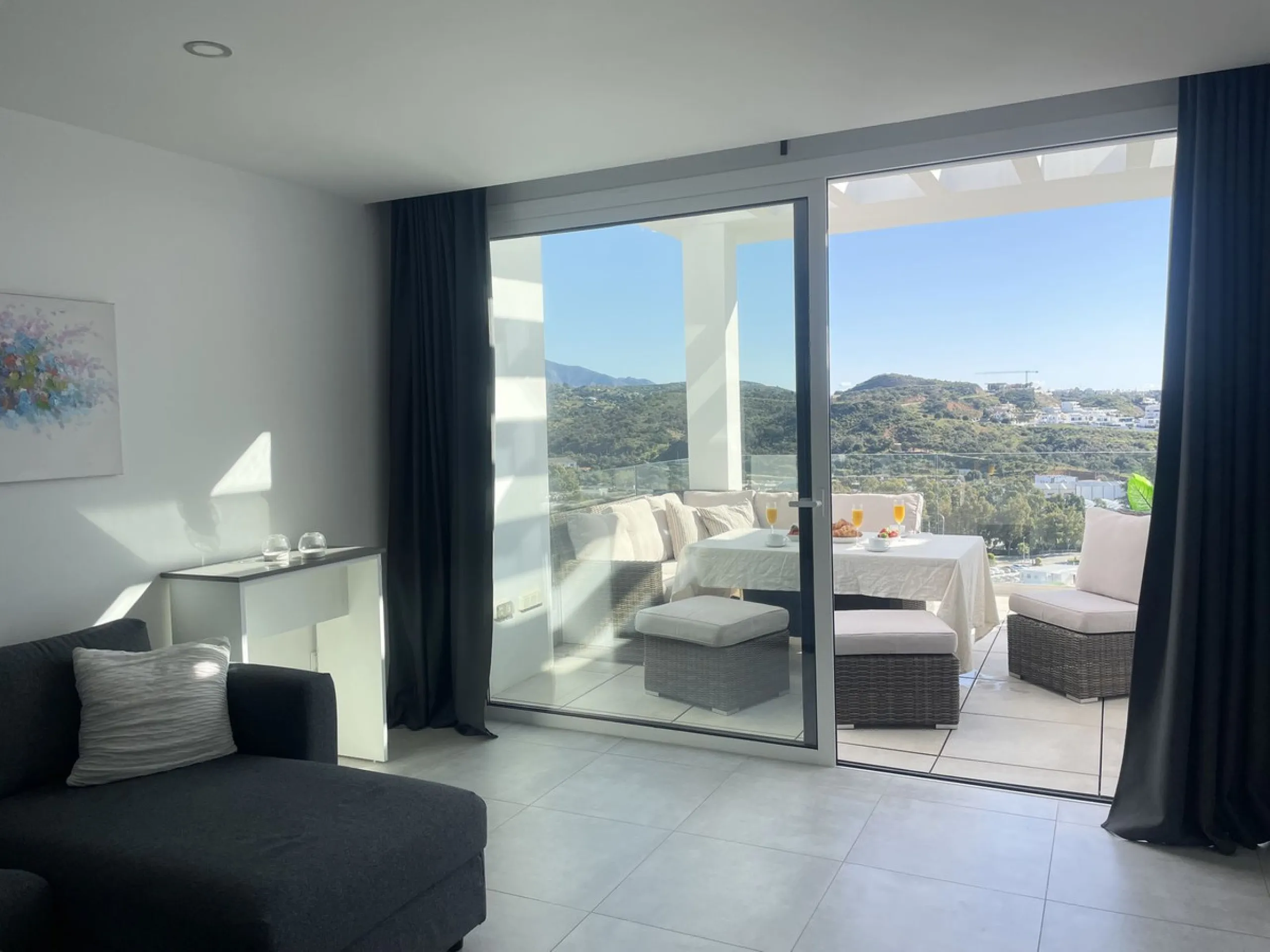 Welcome to this bright and modern corner apartment in the sought-after Las Banderas complex in La Cala de Mijas! The property features 3 bedrooms, 2 bathrooms, and a spacious terrace with stunning mountain and sea views.