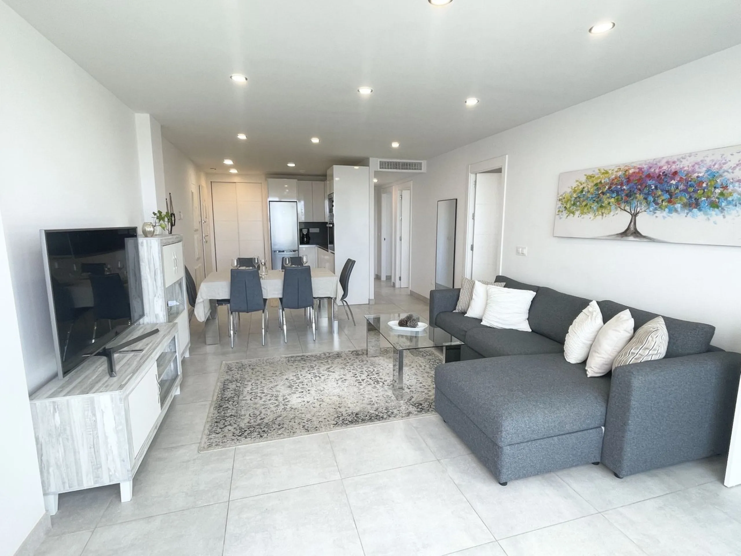Welcome to this bright and modern corner apartment in the sought-after Las Banderas complex in La Cala de Mijas! The property features 3 bedrooms, 2 bathrooms, and a spacious terrace with stunning mountain and sea views.