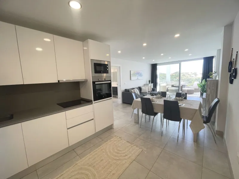 Welcome to this bright and modern corner apartment in the sought-after Las Banderas complex in La Cala de Mijas! The property features 3 bedrooms, 2 bathrooms, and a spacious terrace with stunning mountain and sea views.