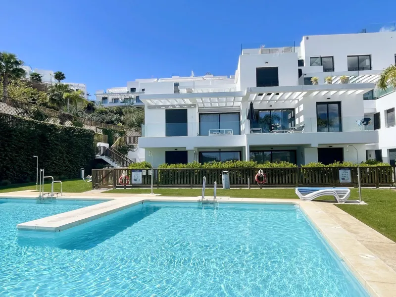 Welcome to this bright and modern corner apartment in the sought-after Las Banderas complex in La Cala de Mijas! The property features 3 bedrooms, 2 bathrooms, and a spacious terrace with stunning mountain and sea views.