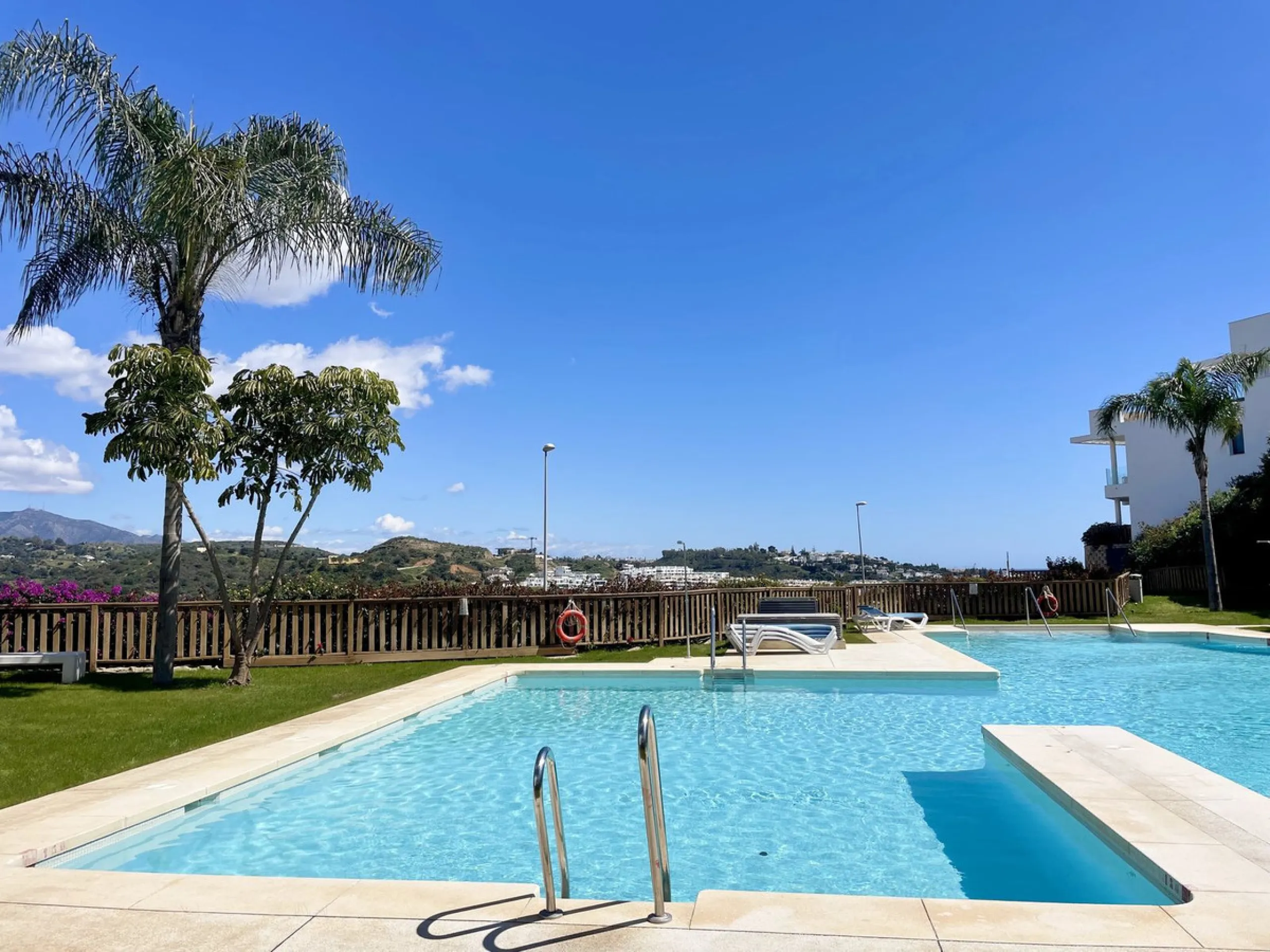 Welcome to this bright and modern corner apartment in the sought-after Las Banderas complex in La Cala de Mijas! The property features 3 bedrooms, 2 bathrooms, and a spacious terrace with stunning mountain and sea views.