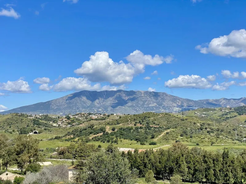 Welcome to this bright and modern corner apartment in the sought-after Las Banderas complex in La Cala de Mijas! The property features 3 bedrooms, 2 bathrooms, and a spacious terrace with stunning mountain and sea views.