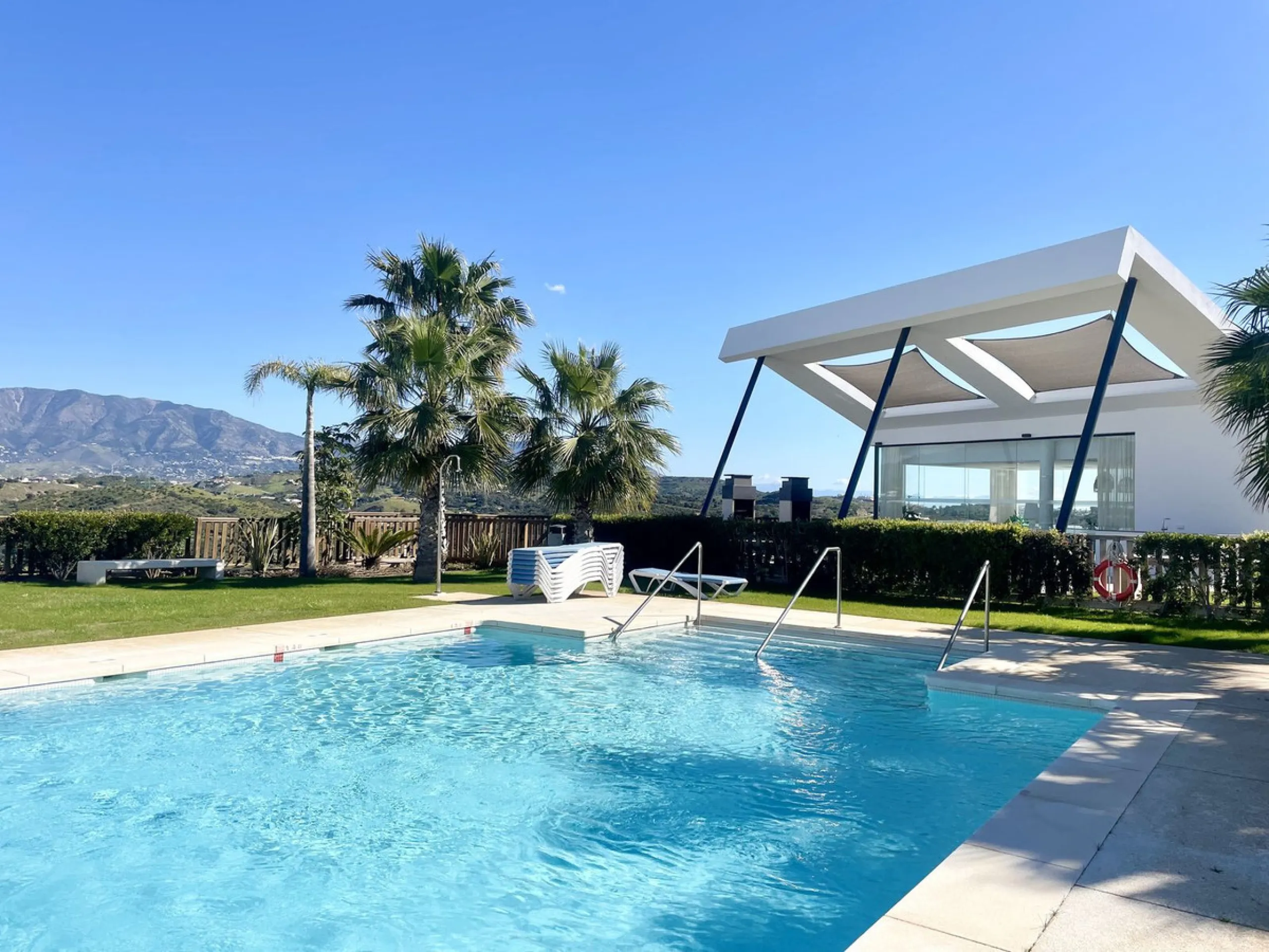 Welcome to this bright and modern corner apartment in the sought-after Las Banderas complex in La Cala de Mijas! The property features 3 bedrooms, 2 bathrooms, and a spacious terrace with stunning mountain and sea views.