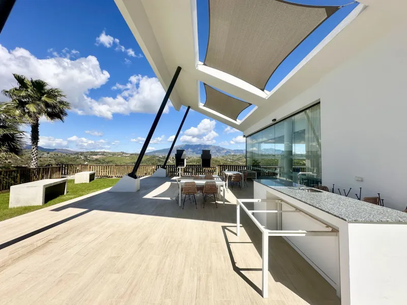 Welcome to this bright and modern corner apartment in the sought-after Las Banderas complex in La Cala de Mijas! The property features 3 bedrooms, 2 bathrooms, and a spacious terrace with stunning mountain and sea views.
