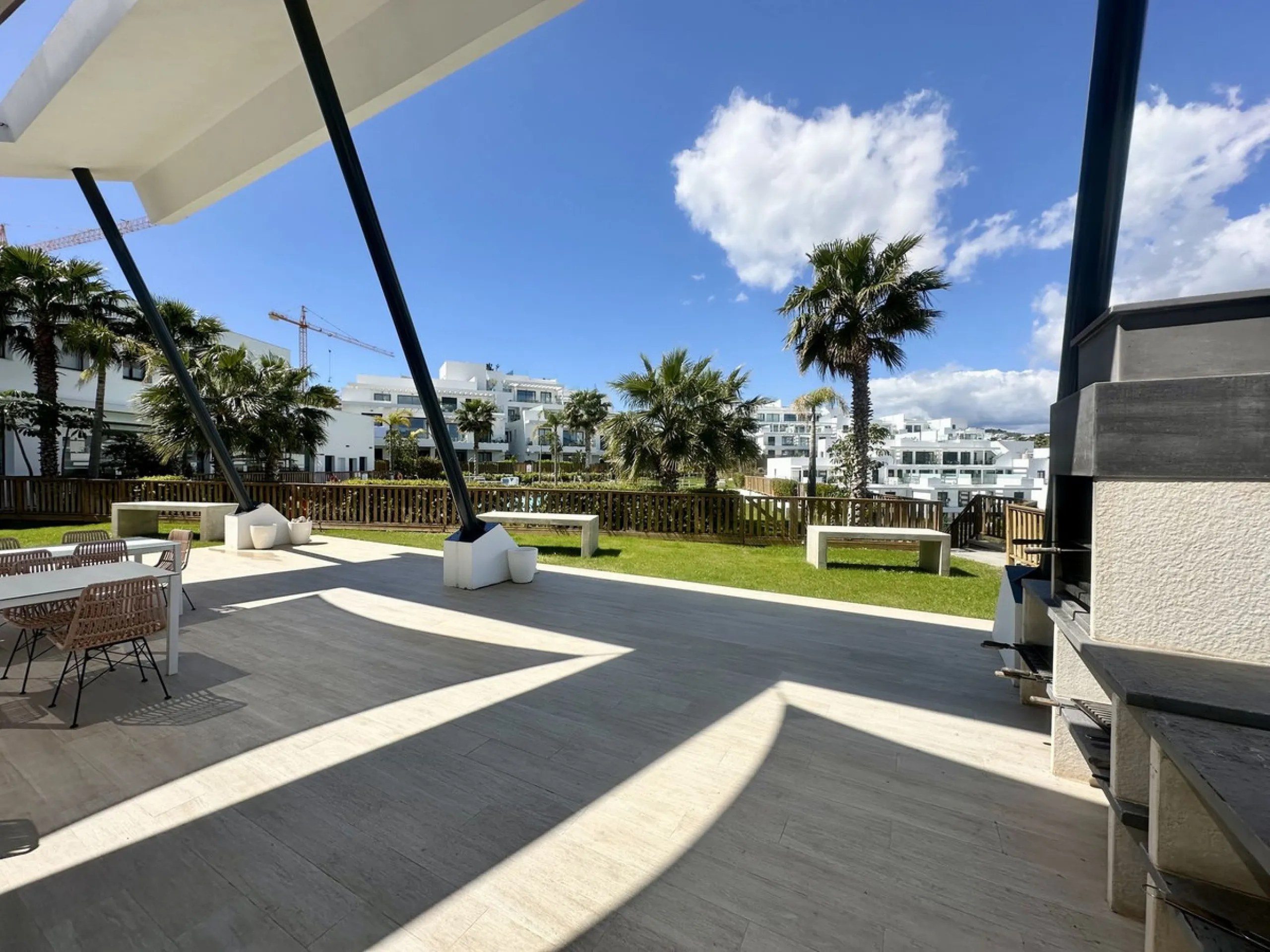 Welcome to this bright and modern corner apartment in the sought-after Las Banderas complex in La Cala de Mijas! The property features 3 bedrooms, 2 bathrooms, and a spacious terrace with stunning mountain and sea views.