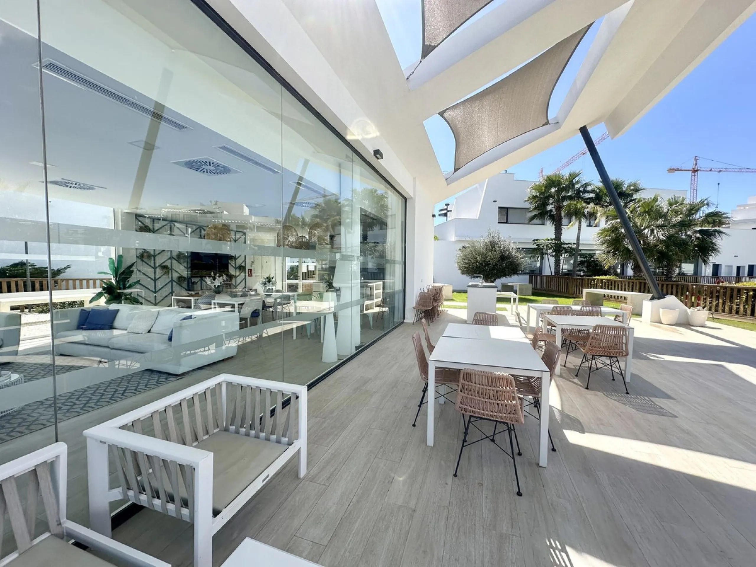 Welcome to this bright and modern corner apartment in the sought-after Las Banderas complex in La Cala de Mijas! The property features 3 bedrooms, 2 bathrooms, and a spacious terrace with stunning mountain and sea views.