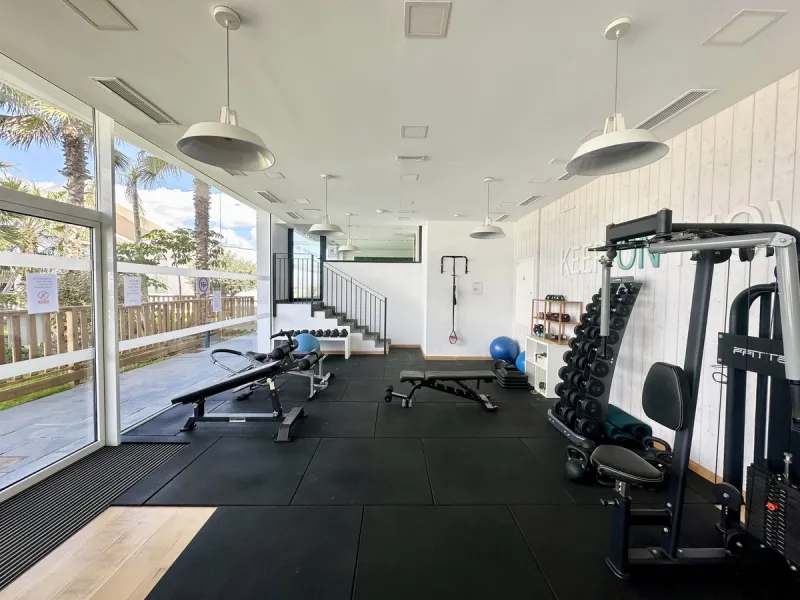 Welcome to this bright and modern corner apartment in the sought-after Las Banderas complex in La Cala de Mijas! The property features 3 bedrooms, 2 bathrooms, and a spacious terrace with stunning mountain and sea views.