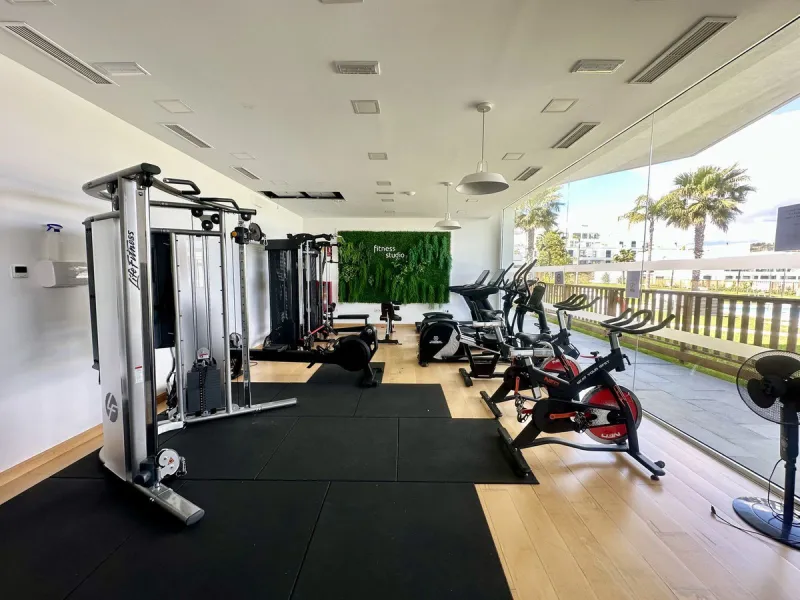Welcome to this bright and modern corner apartment in the sought-after Las Banderas complex in La Cala de Mijas! The property features 3 bedrooms, 2 bathrooms, and a spacious terrace with stunning mountain and sea views.