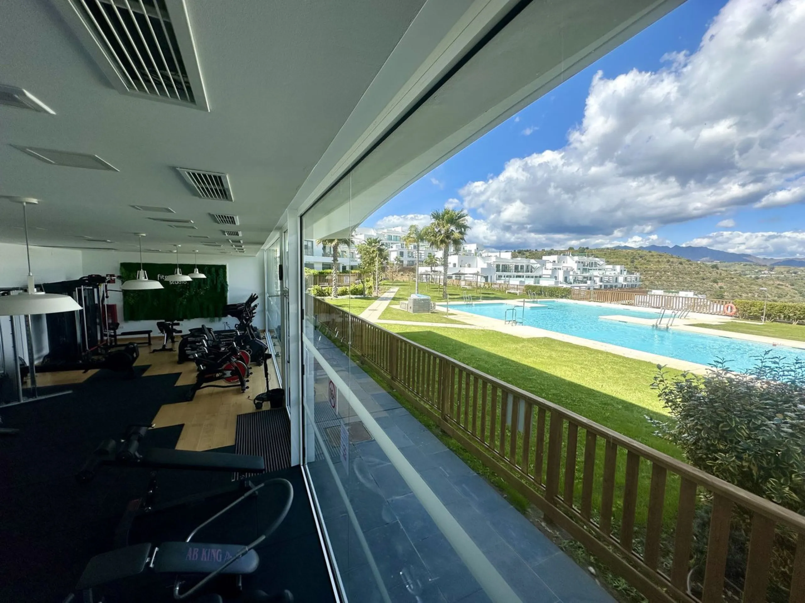 Welcome to this bright and modern corner apartment in the sought-after Las Banderas complex in La Cala de Mijas! The property features 3 bedrooms, 2 bathrooms, and a spacious terrace with stunning mountain and sea views.