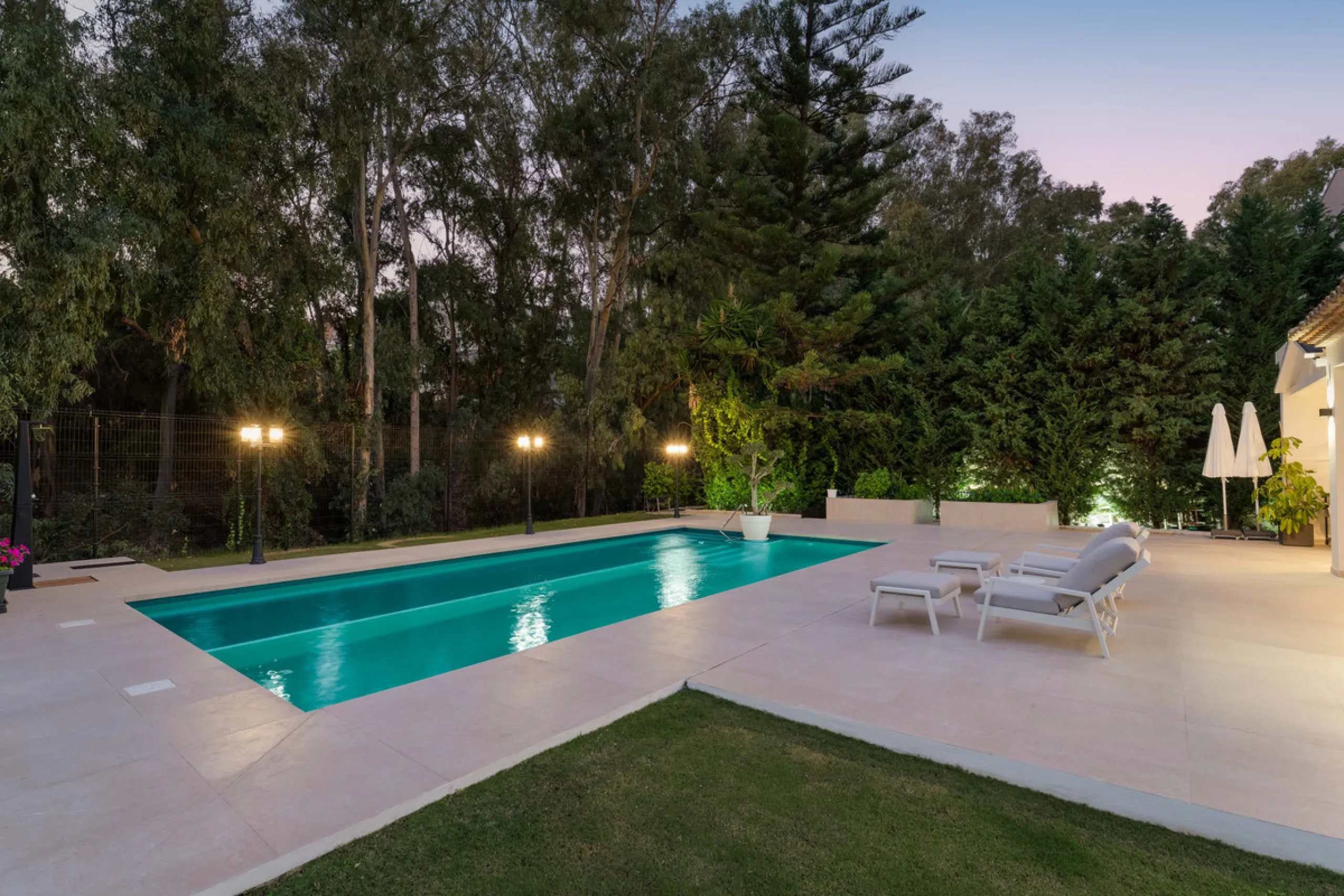 Elegant contemporary five bedroom villa for sale in the highly desirable neighbourhood of La Cerquilla, Nueva Andalucía. Renovated in 2025, this villa offers modern luxury living, functional design and elegant interior detailing.