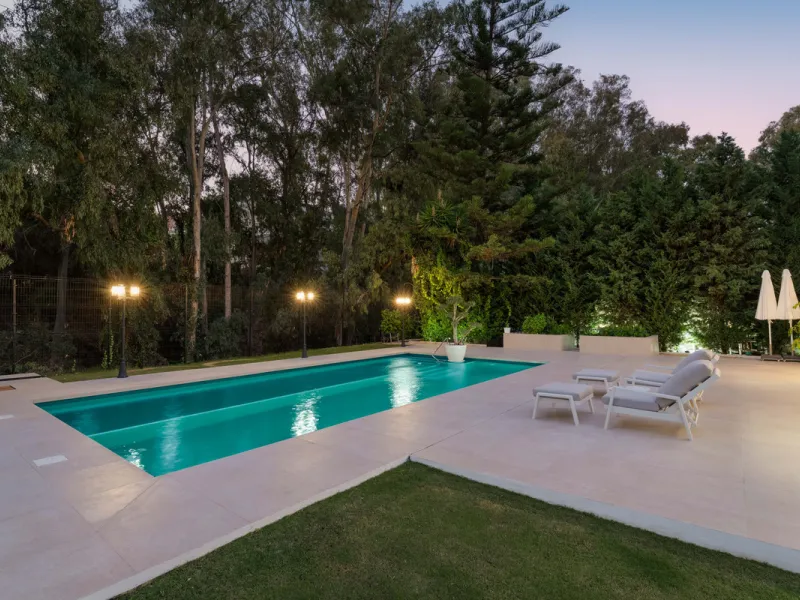 Elegant contemporary five bedroom villa for sale in the highly desirable neighbourhood of La Cerquilla, Nueva Andalucía. Renovated in 2025, this villa offers modern luxury living, functional design and elegant interior detailing.