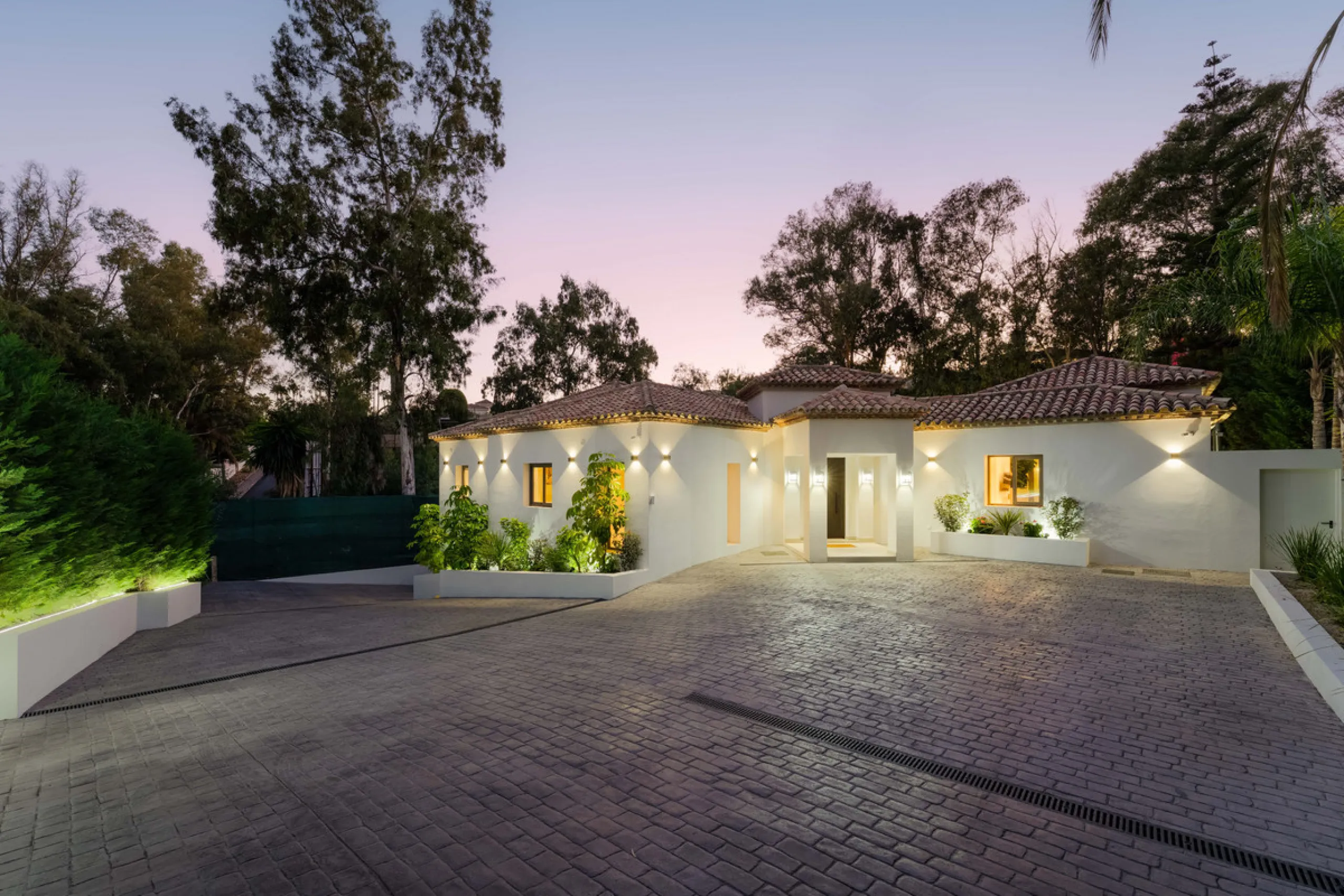 Elegant contemporary five bedroom villa for sale in the highly desirable neighbourhood of La Cerquilla, Nueva Andalucía. Renovated in 2025, this villa offers modern luxury living, functional design and elegant interior detailing.