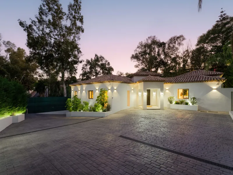 Elegant contemporary five bedroom villa for sale in the highly desirable neighbourhood of La Cerquilla, Nueva Andalucía. Renovated in 2025, this villa offers modern luxury living, functional design and elegant interior detailing.
