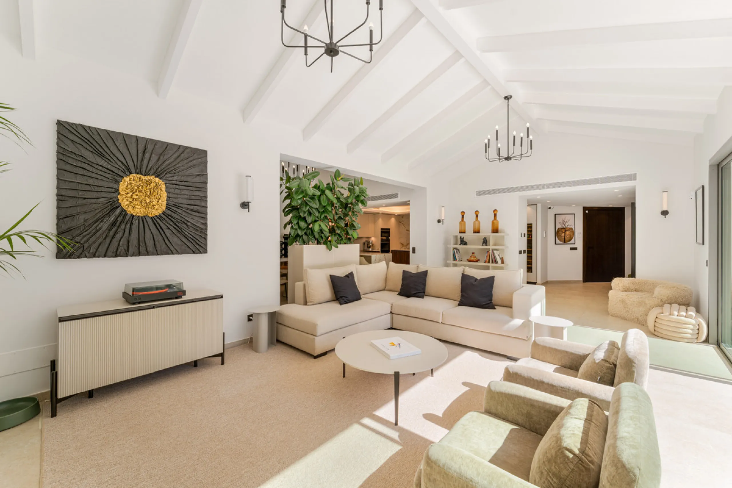 Elegant contemporary five bedroom villa for sale in the highly desirable neighbourhood of La Cerquilla, Nueva Andalucía. Renovated in 2025, this villa offers modern luxury living, functional design and elegant interior detailing.