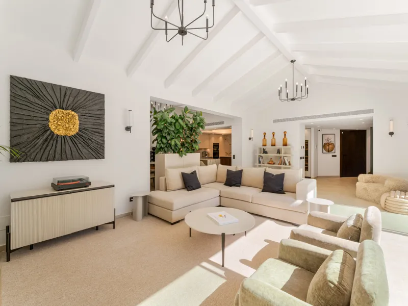 Elegant contemporary five bedroom villa for sale in the highly desirable neighbourhood of La Cerquilla, Nueva Andalucía. Renovated in 2025, this villa offers modern luxury living, functional design and elegant interior detailing.