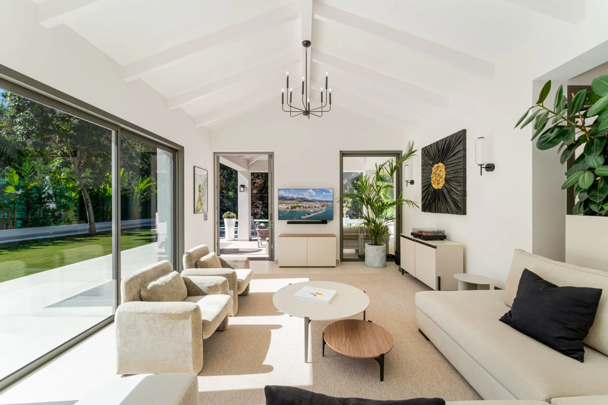 Elegant contemporary five bedroom villa for sale in the highly desirable neighbourhood of La Cerquilla, Nueva Andalucía. Renovated in 2025, this villa offers modern luxury living, functional design and elegant interior detailing.