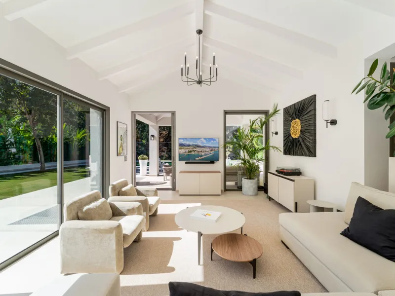 Elegant contemporary five bedroom villa for sale in the highly desirable neighbourhood of La Cerquilla, Nueva Andalucía. Renovated in 2025, this villa offers modern luxury living, functional design and elegant interior detailing.