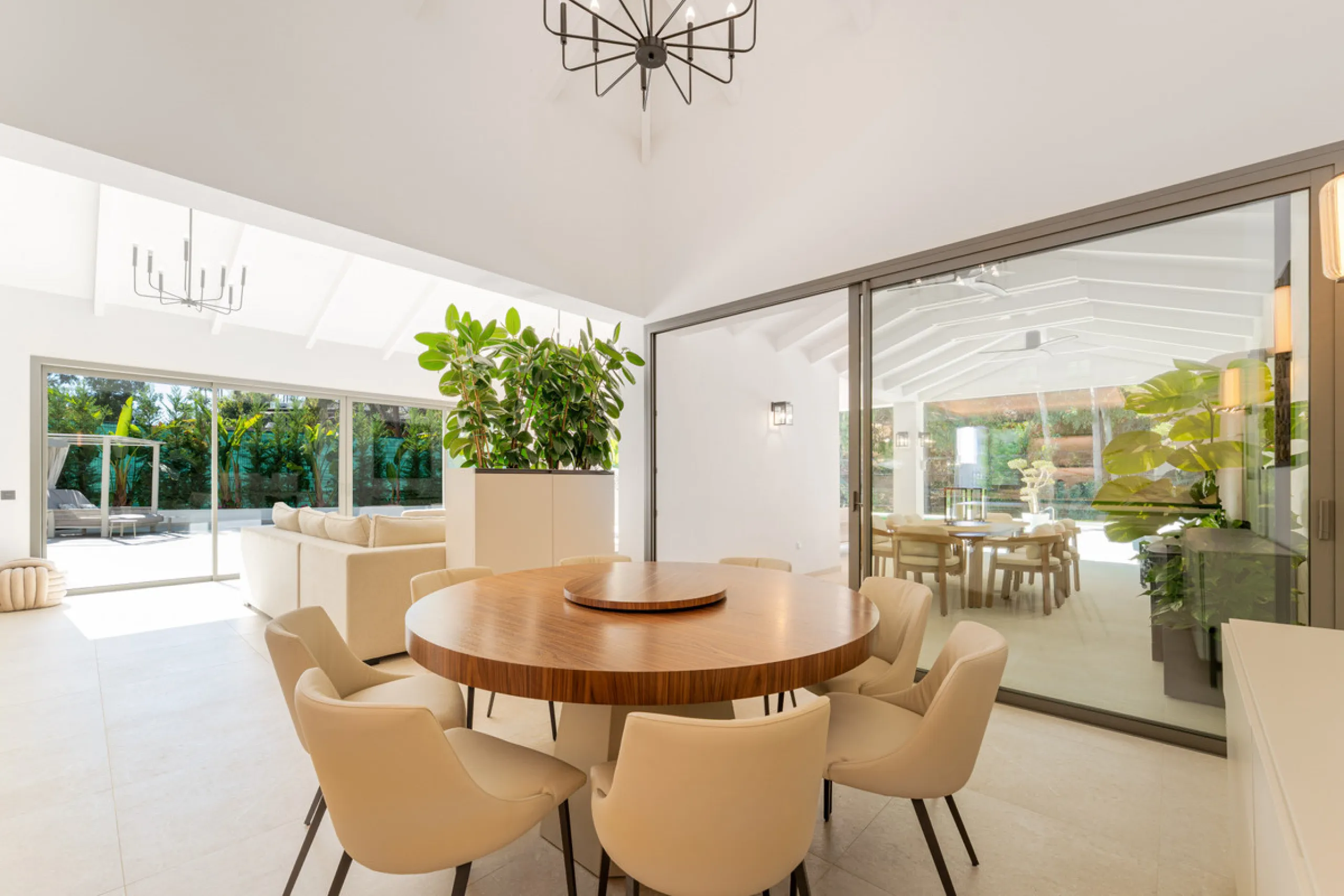 Elegant contemporary five bedroom villa for sale in the highly desirable neighbourhood of La Cerquilla, Nueva Andalucía. Renovated in 2025, this villa offers modern luxury living, functional design and elegant interior detailing.