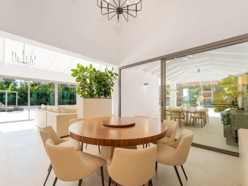 Elegant contemporary five bedroom villa for sale in the highly desirable neighbourhood of La Cerquilla, Nueva Andalucía. Renovated in 2025, this villa offers modern luxury living, functional design and elegant interior detailing.