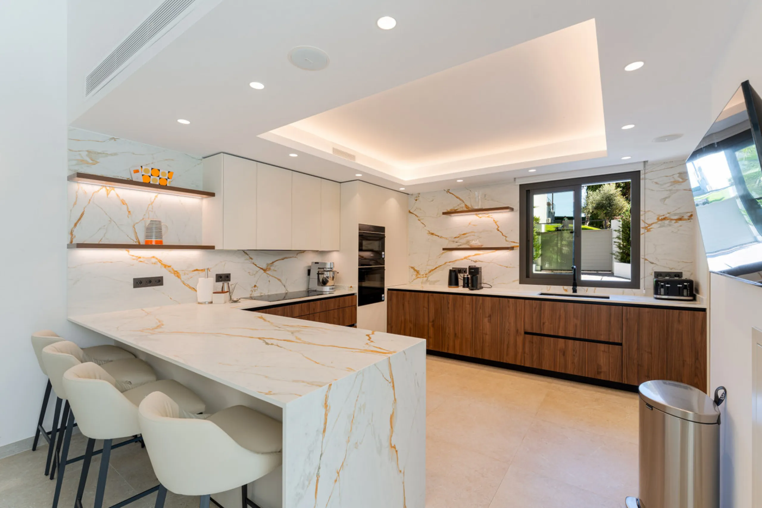 Elegant contemporary five bedroom villa for sale in the highly desirable neighbourhood of La Cerquilla, Nueva Andalucía. Renovated in 2025, this villa offers modern luxury living, functional design and elegant interior detailing.