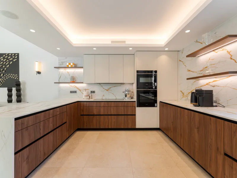 Elegant contemporary five bedroom villa for sale in the highly desirable neighbourhood of La Cerquilla, Nueva Andalucía. Renovated in 2025, this villa offers modern luxury living, functional design and elegant interior detailing.