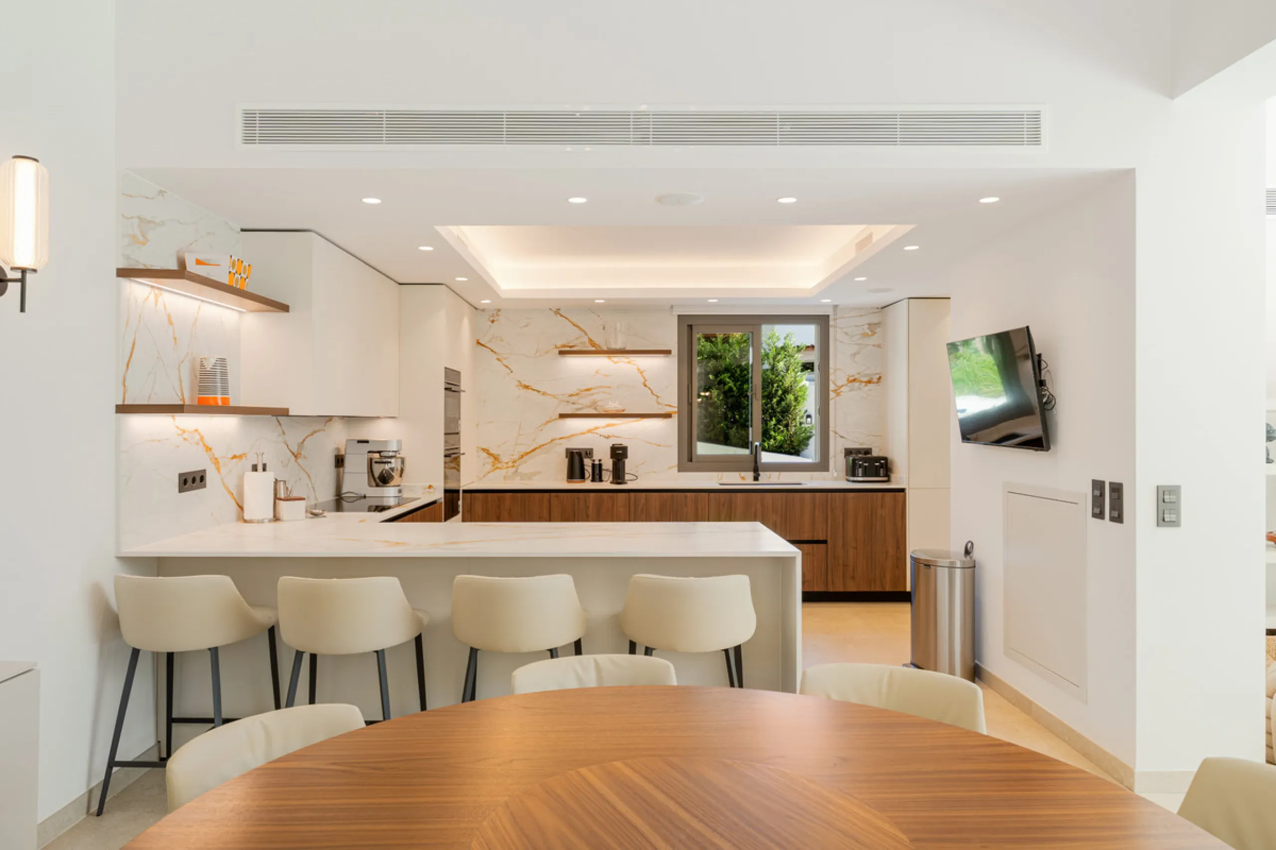 Elegant contemporary five bedroom villa for sale in the highly desirable neighbourhood of La Cerquilla, Nueva Andalucía. Renovated in 2025, this villa offers modern luxury living, functional design and elegant interior detailing.