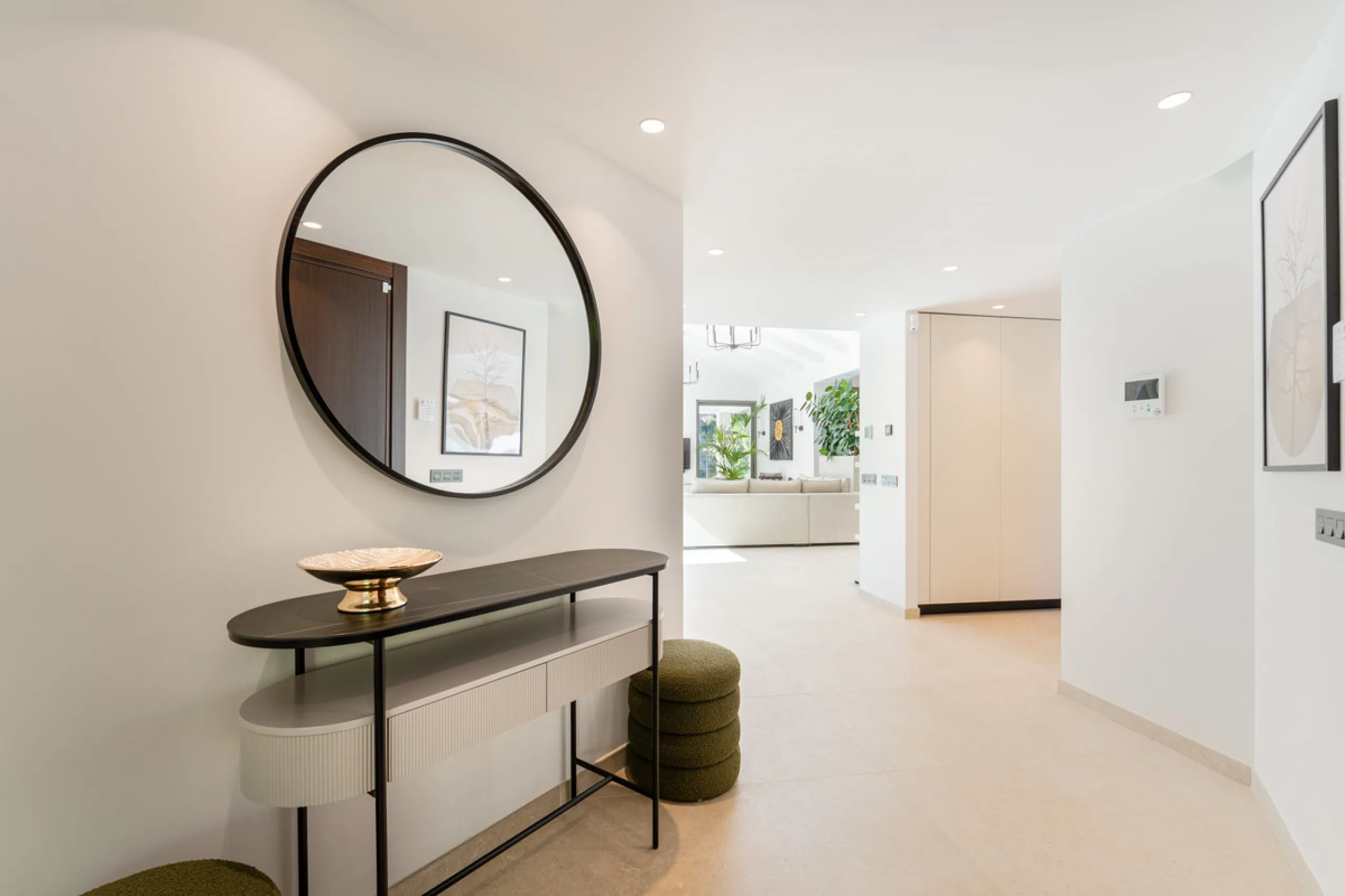 Elegant contemporary five bedroom villa for sale in the highly desirable neighbourhood of La Cerquilla, Nueva Andalucía. Renovated in 2025, this villa offers modern luxury living, functional design and elegant interior detailing.