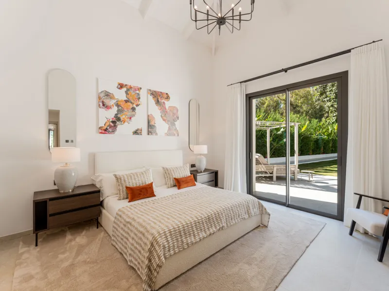 Elegant contemporary five bedroom villa for sale in the highly desirable neighbourhood of La Cerquilla, Nueva Andalucía. Renovated in 2025, this villa offers modern luxury living, functional design and elegant interior detailing.