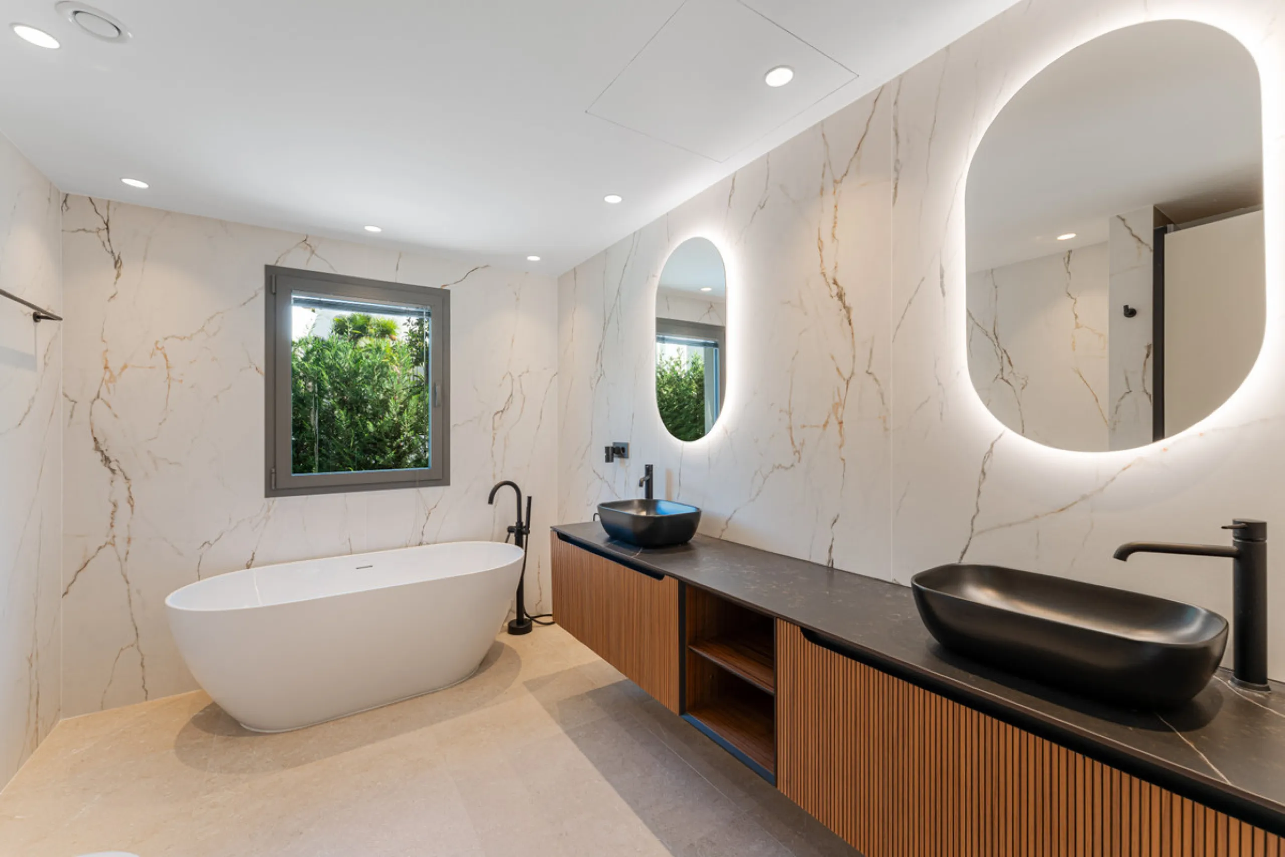 Elegant contemporary five bedroom villa for sale in the highly desirable neighbourhood of La Cerquilla, Nueva Andalucía. Renovated in 2025, this villa offers modern luxury living, functional design and elegant interior detailing.
