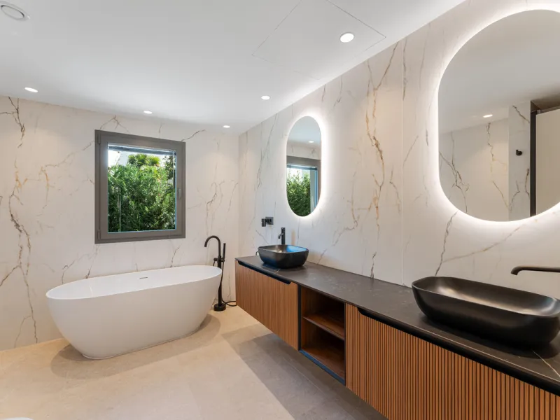 Elegant contemporary five bedroom villa for sale in the highly desirable neighbourhood of La Cerquilla, Nueva Andalucía. Renovated in 2025, this villa offers modern luxury living, functional design and elegant interior detailing.