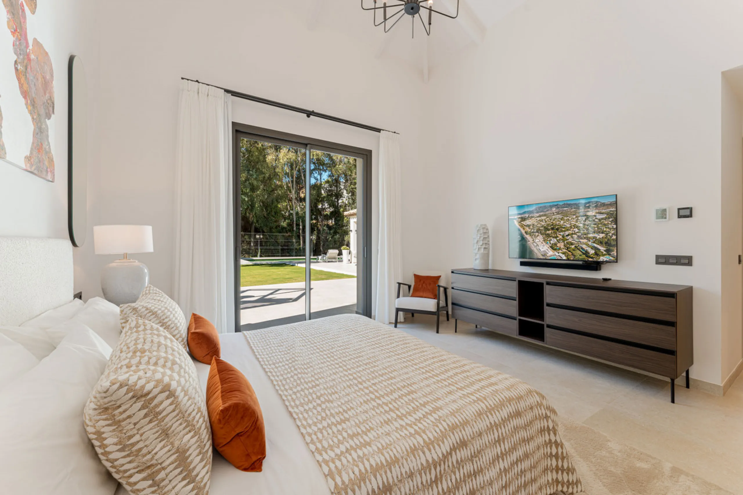 Elegant contemporary five bedroom villa for sale in the highly desirable neighbourhood of La Cerquilla, Nueva Andalucía. Renovated in 2025, this villa offers modern luxury living, functional design and elegant interior detailing.