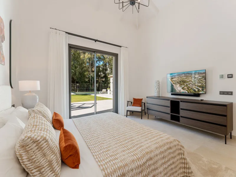 Elegant contemporary five bedroom villa for sale in the highly desirable neighbourhood of La Cerquilla, Nueva Andalucía. Renovated in 2025, this villa offers modern luxury living, functional design and elegant interior detailing.