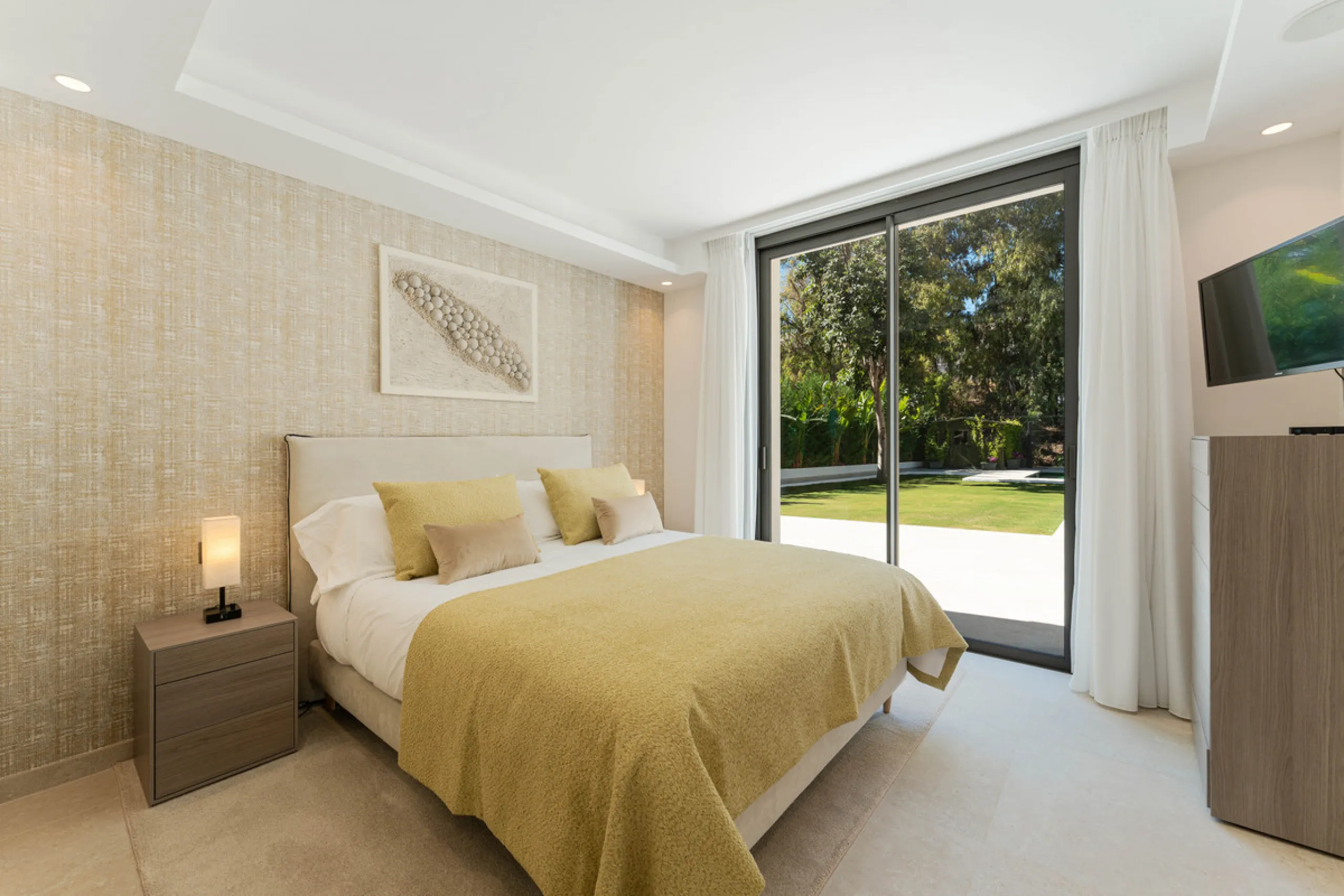Elegant contemporary five bedroom villa for sale in the highly desirable neighbourhood of La Cerquilla, Nueva Andalucía. Renovated in 2025, this villa offers modern luxury living, functional design and elegant interior detailing.