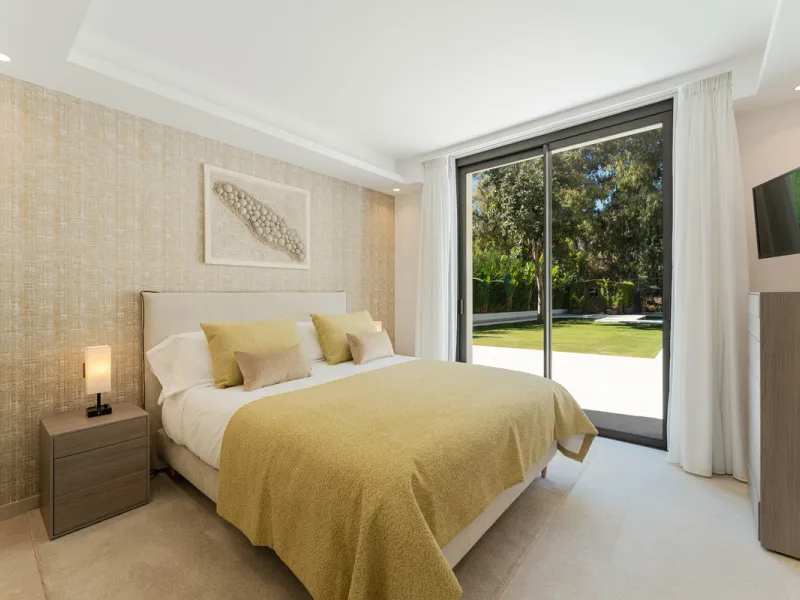 Elegant contemporary five bedroom villa for sale in the highly desirable neighbourhood of La Cerquilla, Nueva Andalucía. Renovated in 2025, this villa offers modern luxury living, functional design and elegant interior detailing.