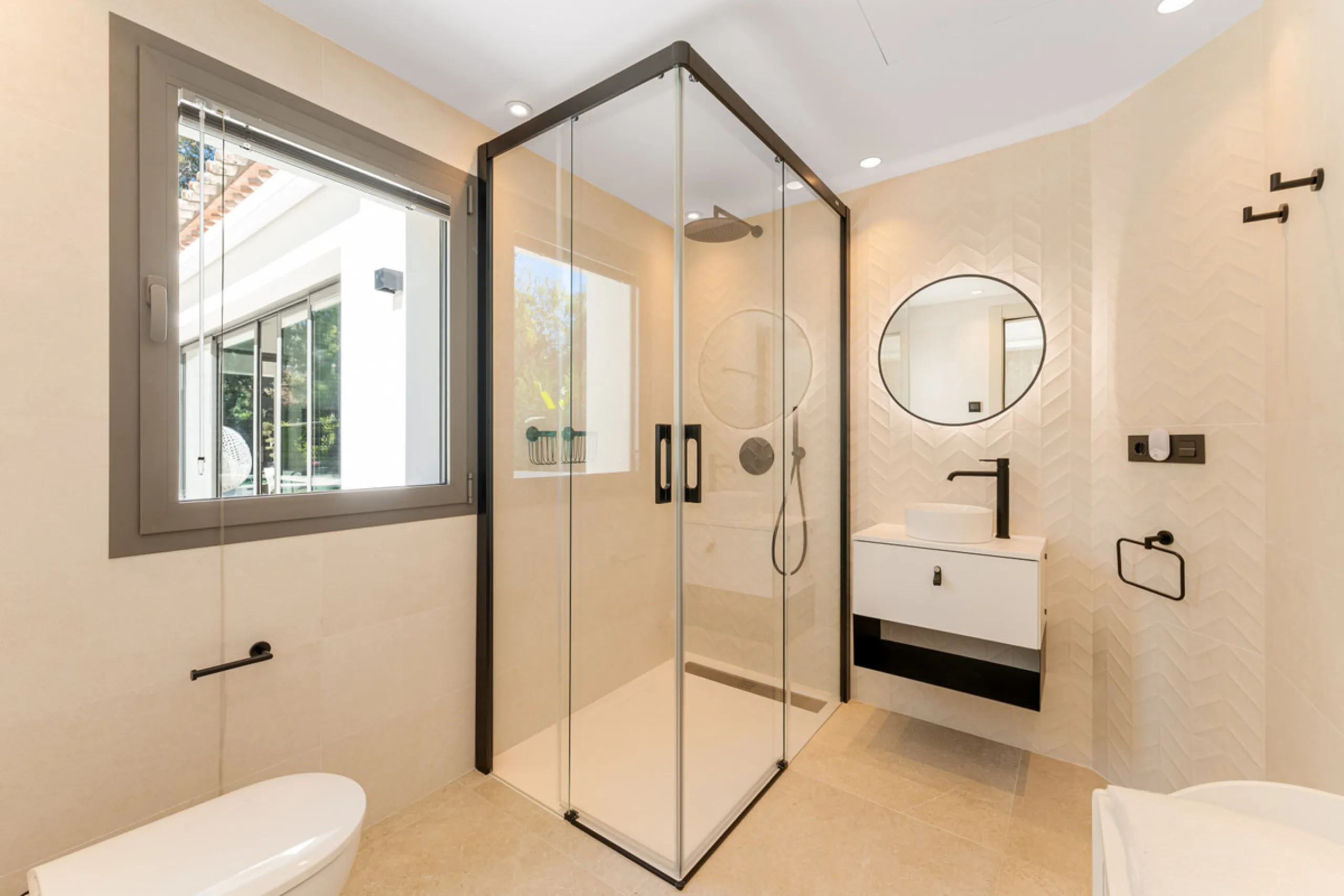Elegant contemporary five bedroom villa for sale in the highly desirable neighbourhood of La Cerquilla, Nueva Andalucía. Renovated in 2025, this villa offers modern luxury living, functional design and elegant interior detailing.