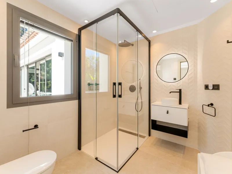 Elegant contemporary five bedroom villa for sale in the highly desirable neighbourhood of La Cerquilla, Nueva Andalucía. Renovated in 2025, this villa offers modern luxury living, functional design and elegant interior detailing.