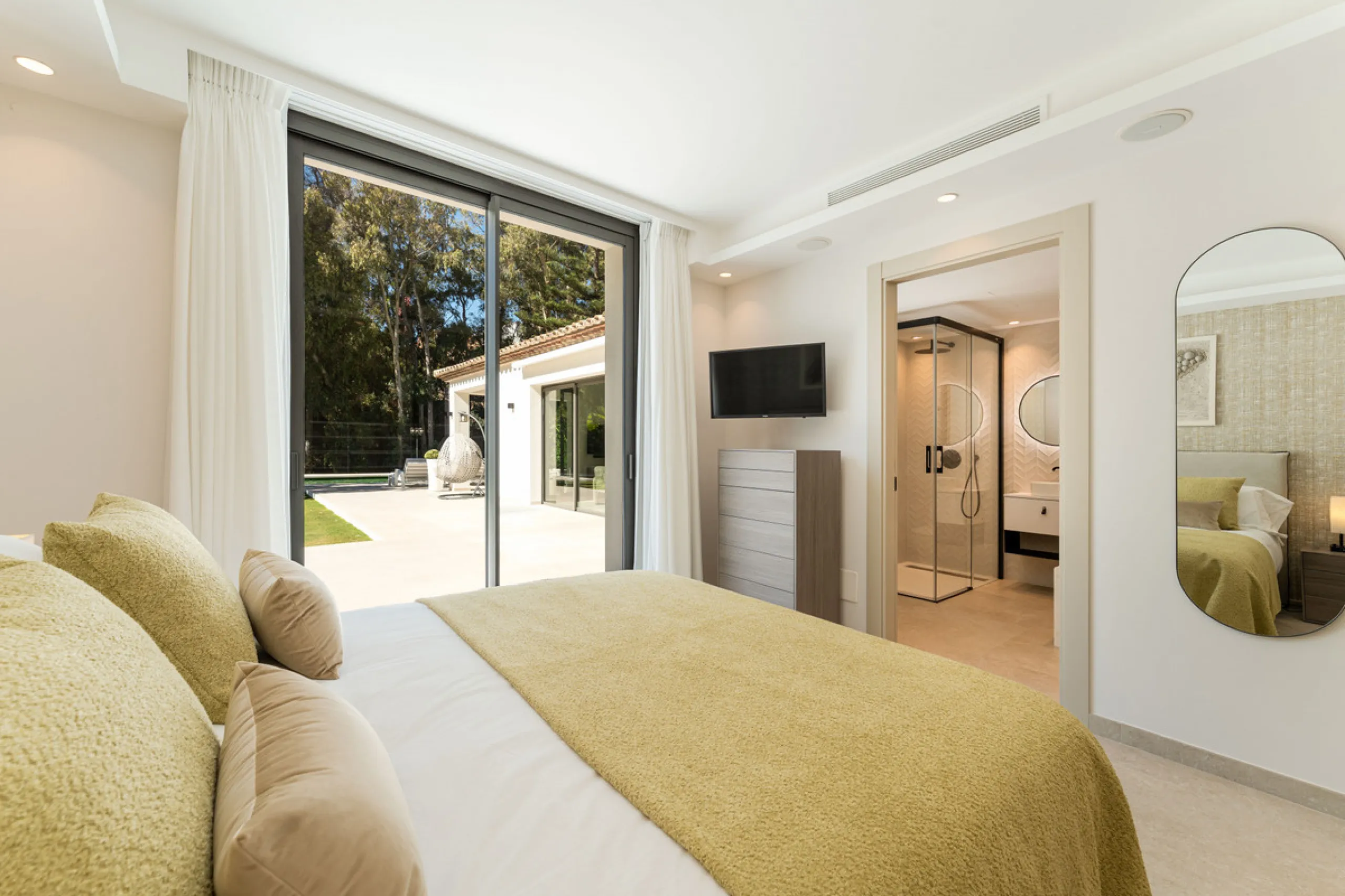 Elegant contemporary five bedroom villa for sale in the highly desirable neighbourhood of La Cerquilla, Nueva Andalucía. Renovated in 2025, this villa offers modern luxury living, functional design and elegant interior detailing.