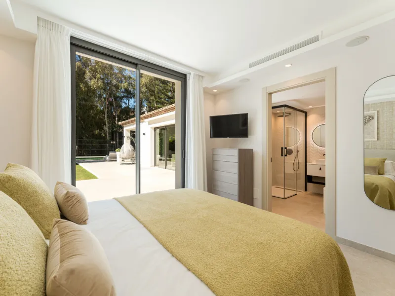 Elegant contemporary five bedroom villa for sale in the highly desirable neighbourhood of La Cerquilla, Nueva Andalucía. Renovated in 2025, this villa offers modern luxury living, functional design and elegant interior detailing.