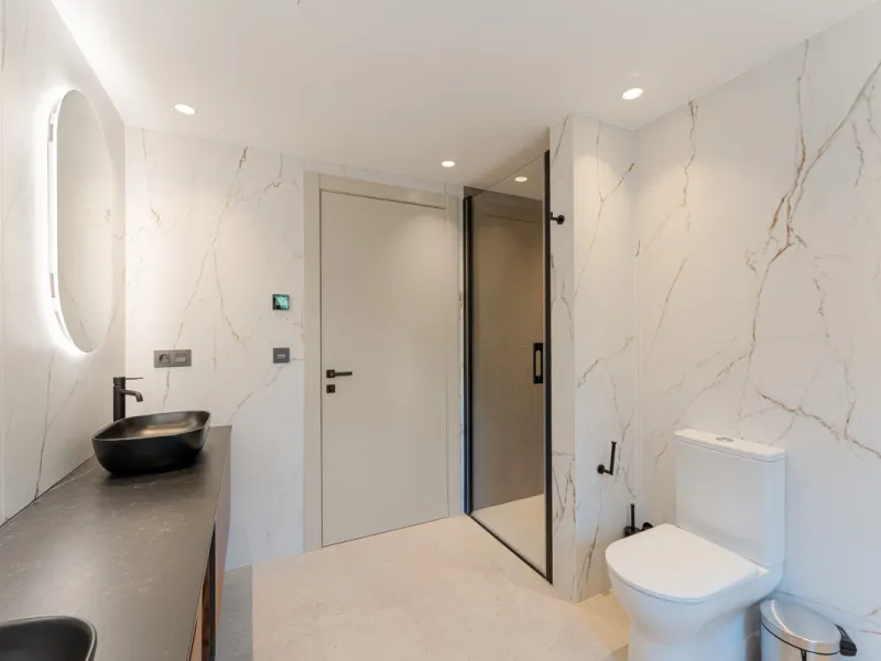 Elegant contemporary five bedroom villa for sale in the highly desirable neighbourhood of La Cerquilla, Nueva Andalucía. Renovated in 2025, this villa offers modern luxury living, functional design and elegant interior detailing.