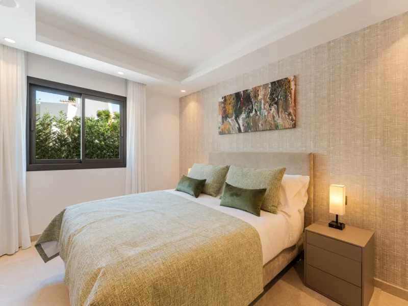 Elegant contemporary five bedroom villa for sale in the highly desirable neighbourhood of La Cerquilla, Nueva Andalucía. Renovated in 2025, this villa offers modern luxury living, functional design and elegant interior detailing.