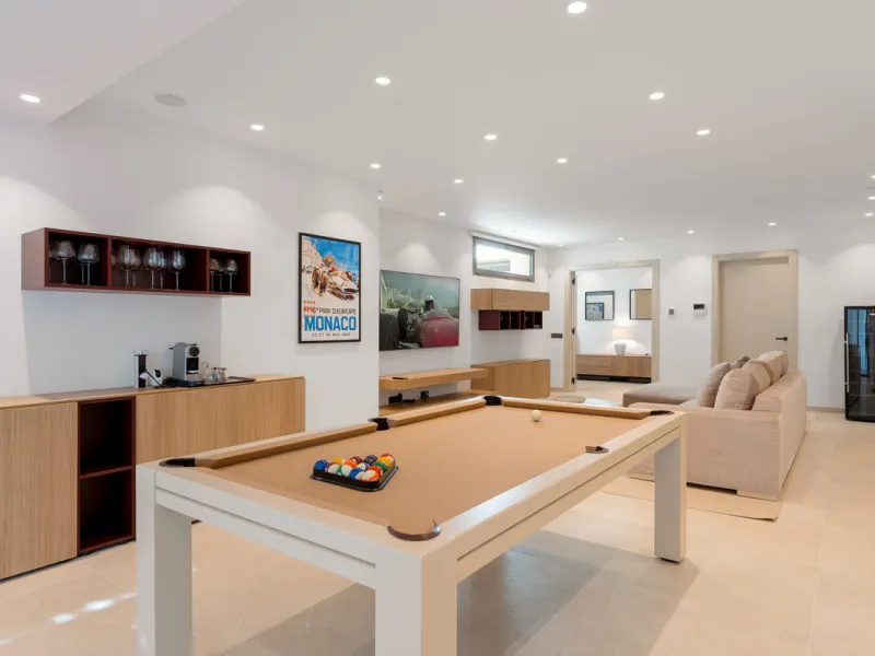 Elegant contemporary five bedroom villa for sale in the highly desirable neighbourhood of La Cerquilla, Nueva Andalucía. Renovated in 2025, this villa offers modern luxury living, functional design and elegant interior detailing.