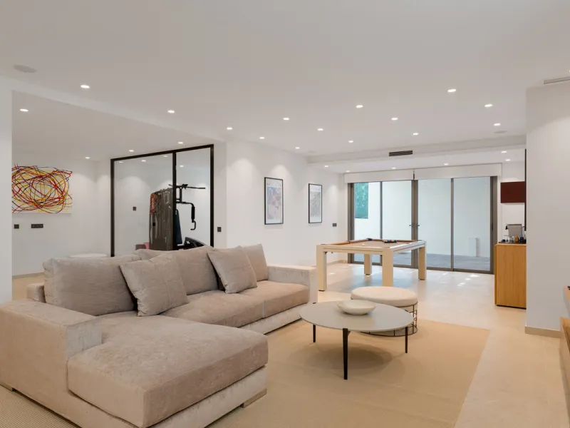 Elegant contemporary five bedroom villa for sale in the highly desirable neighbourhood of La Cerquilla, Nueva Andalucía. Renovated in 2025, this villa offers modern luxury living, functional design and elegant interior detailing.