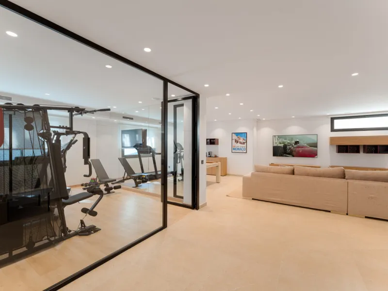 Elegant contemporary five bedroom villa for sale in the highly desirable neighbourhood of La Cerquilla, Nueva Andalucía. Renovated in 2025, this villa offers modern luxury living, functional design and elegant interior detailing.