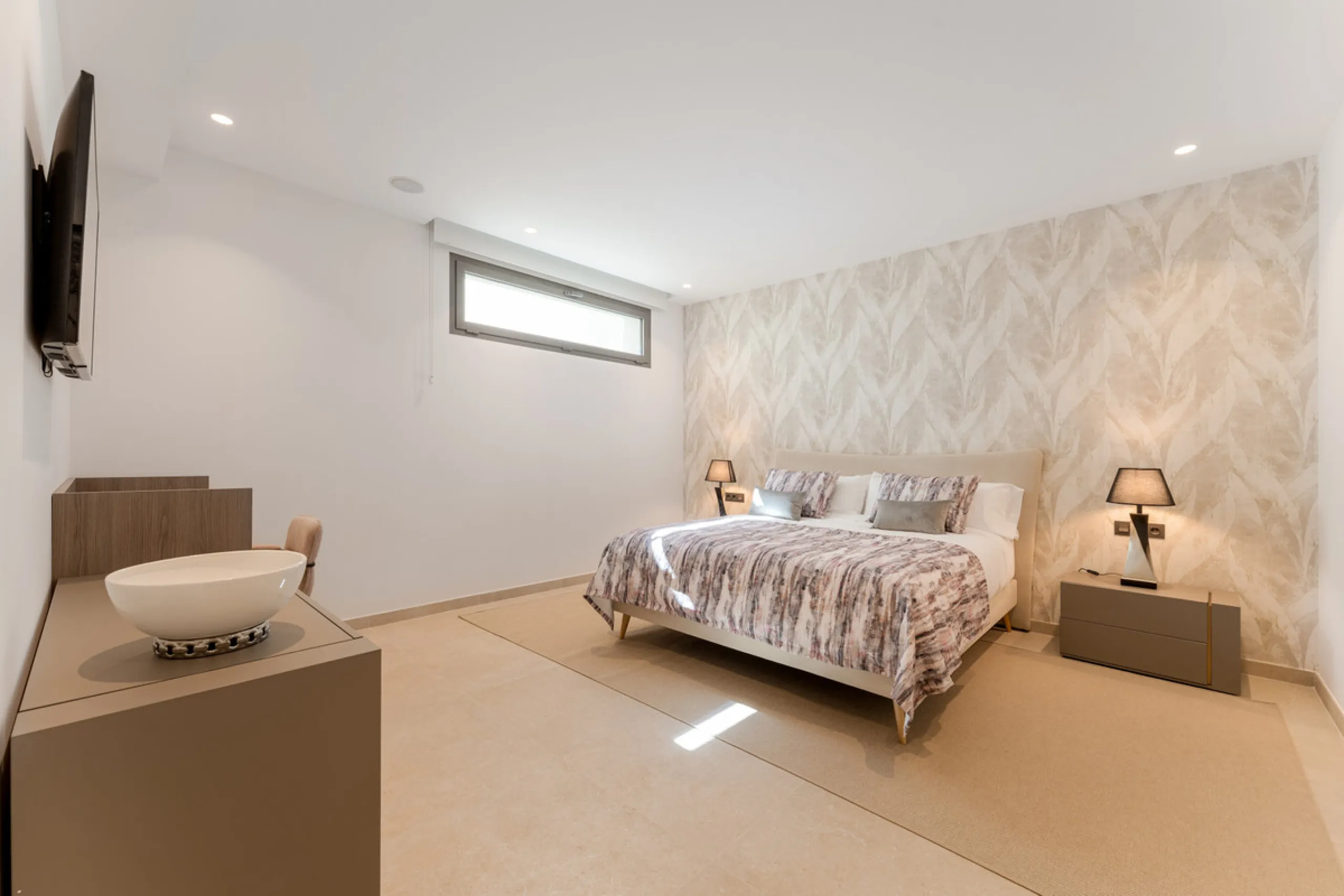 Elegant contemporary five bedroom villa for sale in the highly desirable neighbourhood of La Cerquilla, Nueva Andalucía. Renovated in 2025, this villa offers modern luxury living, functional design and elegant interior detailing.