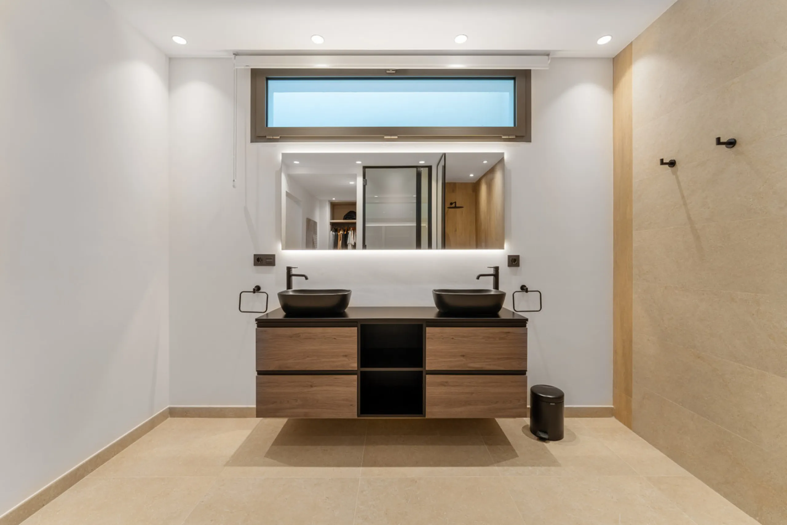Elegant contemporary five bedroom villa for sale in the highly desirable neighbourhood of La Cerquilla, Nueva Andalucía. Renovated in 2025, this villa offers modern luxury living, functional design and elegant interior detailing.