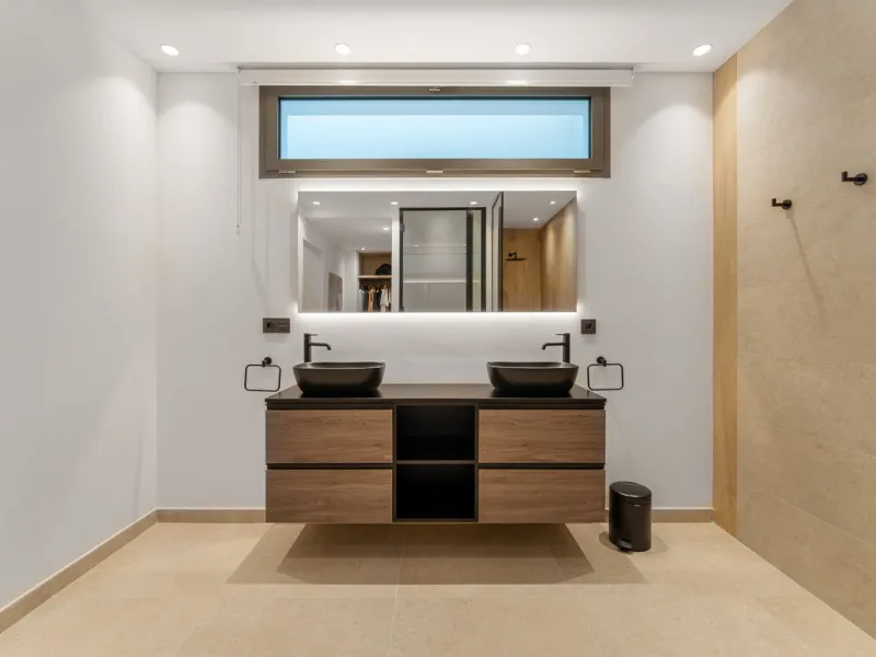 Elegant contemporary five bedroom villa for sale in the highly desirable neighbourhood of La Cerquilla, Nueva Andalucía. Renovated in 2025, this villa offers modern luxury living, functional design and elegant interior detailing.