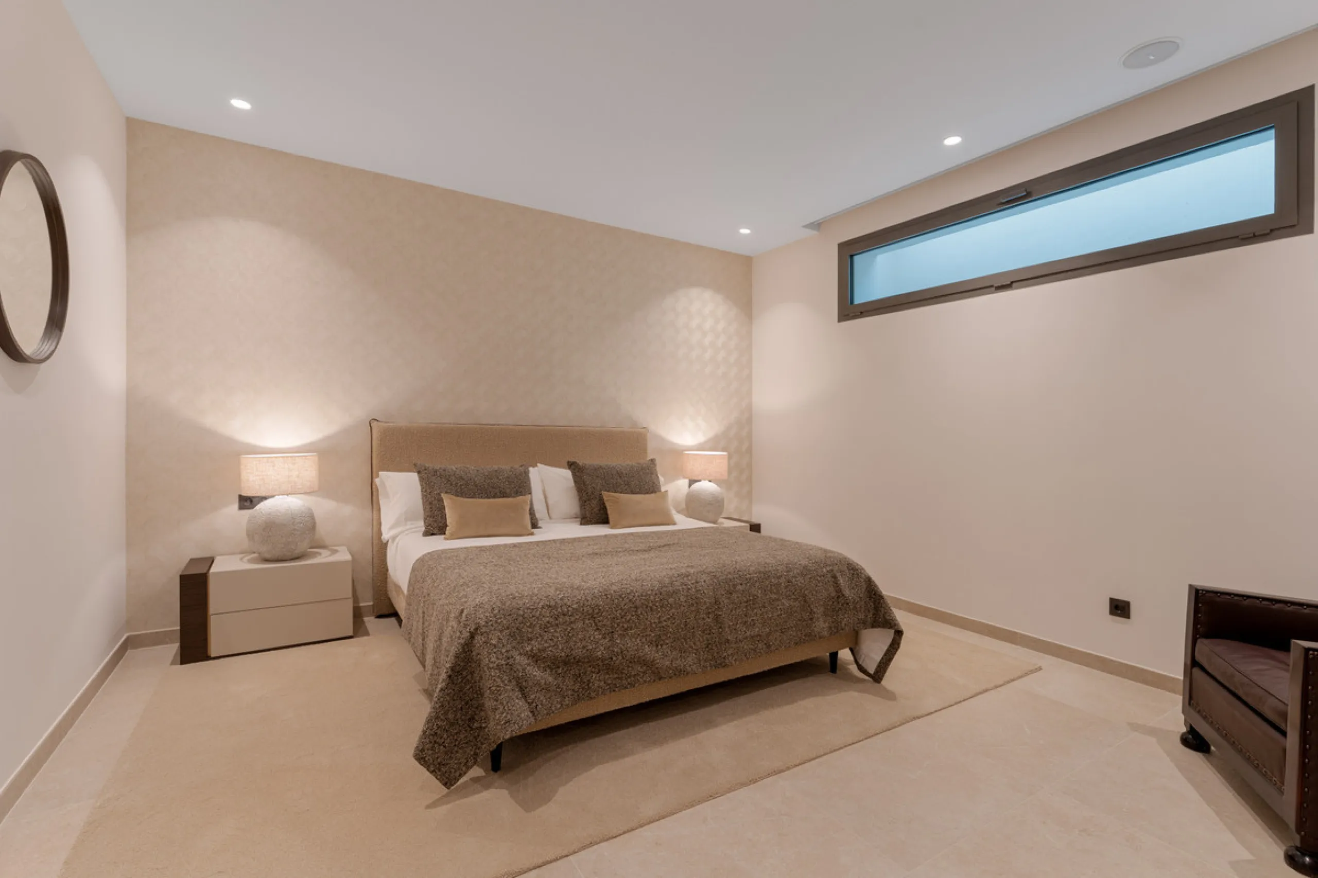 Elegant contemporary five bedroom villa for sale in the highly desirable neighbourhood of La Cerquilla, Nueva Andalucía. Renovated in 2025, this villa offers modern luxury living, functional design and elegant interior detailing.