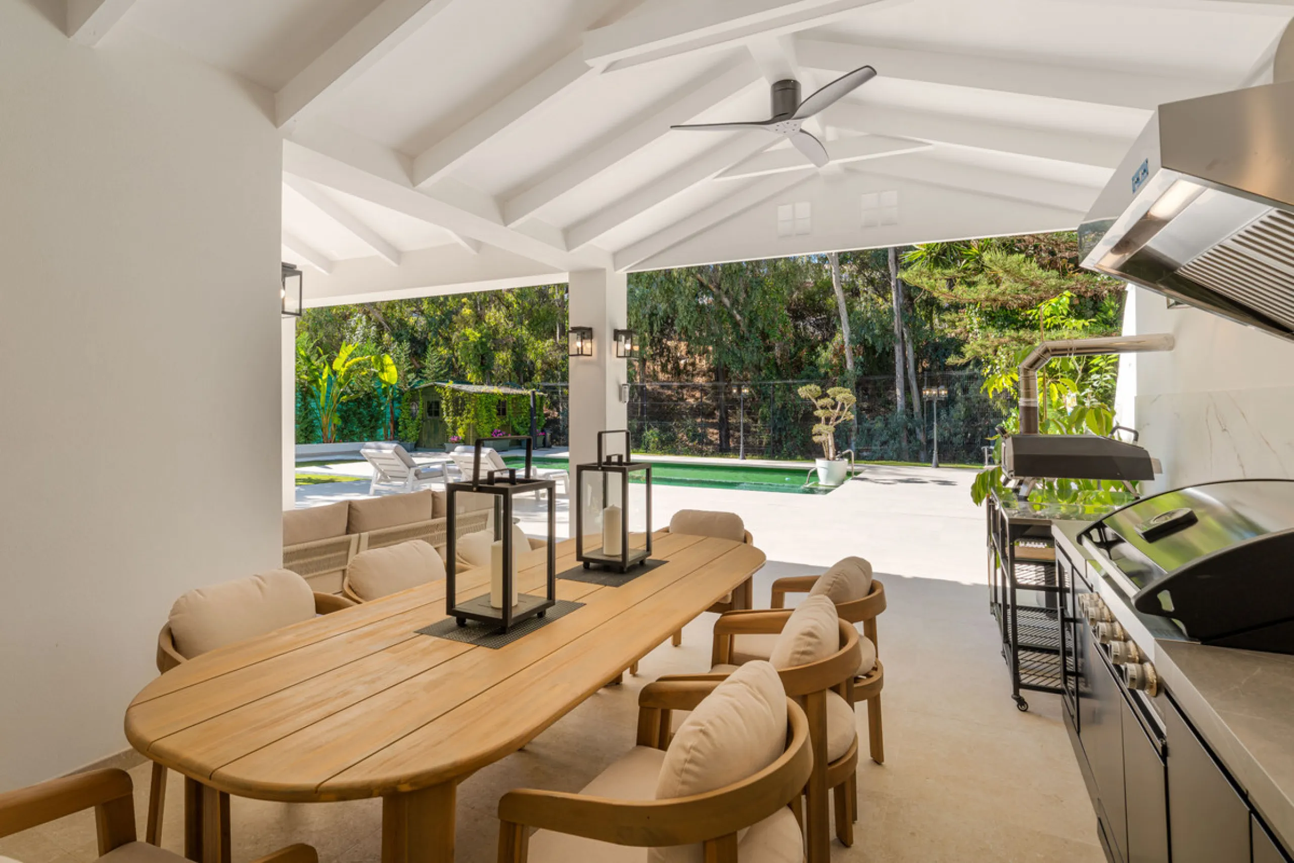 Elegant contemporary five bedroom villa for sale in the highly desirable neighbourhood of La Cerquilla, Nueva Andalucía. Renovated in 2025, this villa offers modern luxury living, functional design and elegant interior detailing.