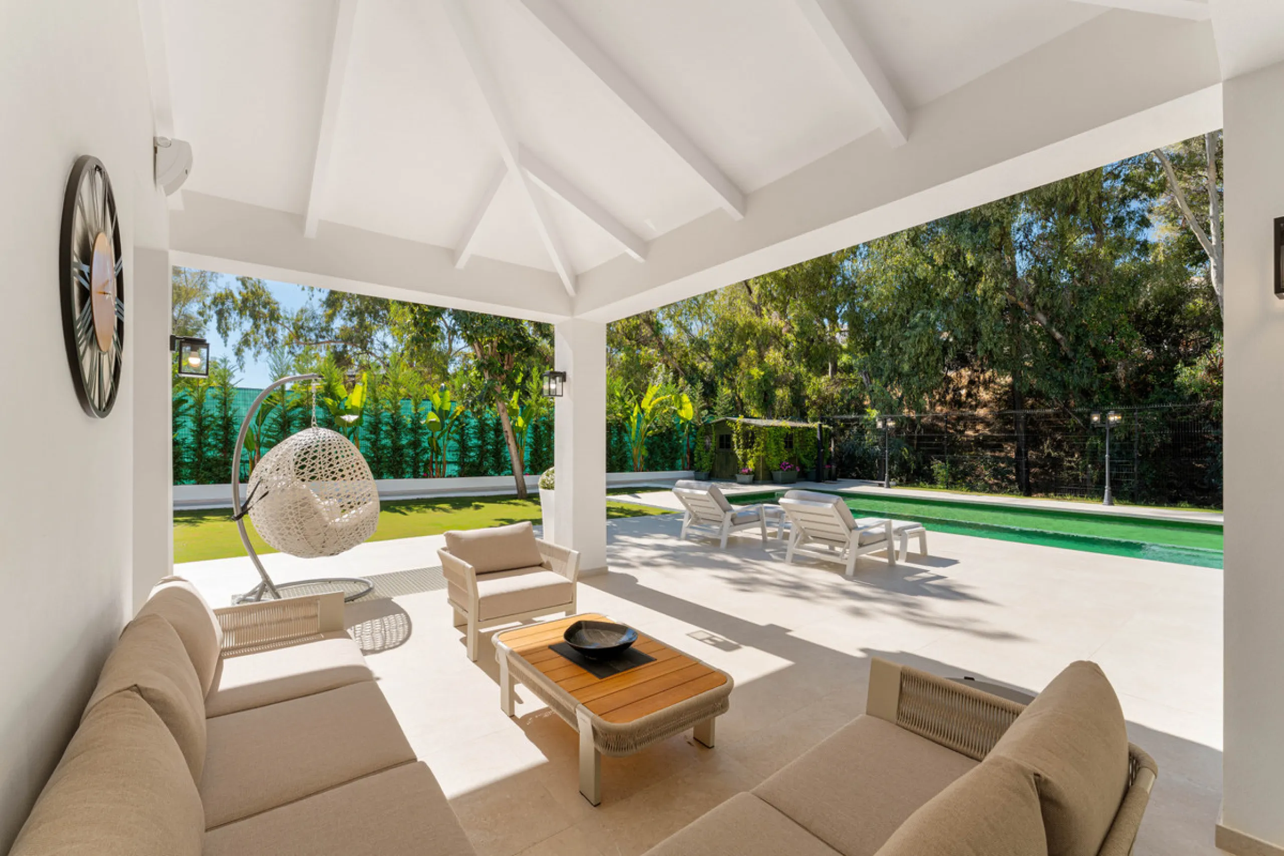 Elegant contemporary five bedroom villa for sale in the highly desirable neighbourhood of La Cerquilla, Nueva Andalucía. Renovated in 2025, this villa offers modern luxury living, functional design and elegant interior detailing.