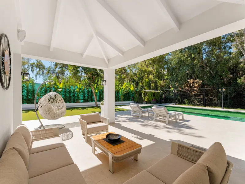 Elegant contemporary five bedroom villa for sale in the highly desirable neighbourhood of La Cerquilla, Nueva Andalucía. Renovated in 2025, this villa offers modern luxury living, functional design and elegant interior detailing.